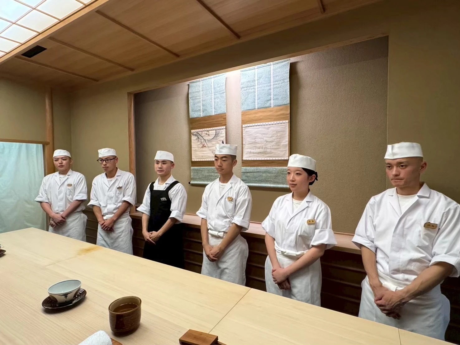 試食会でカウンターに並ぶ社員たち