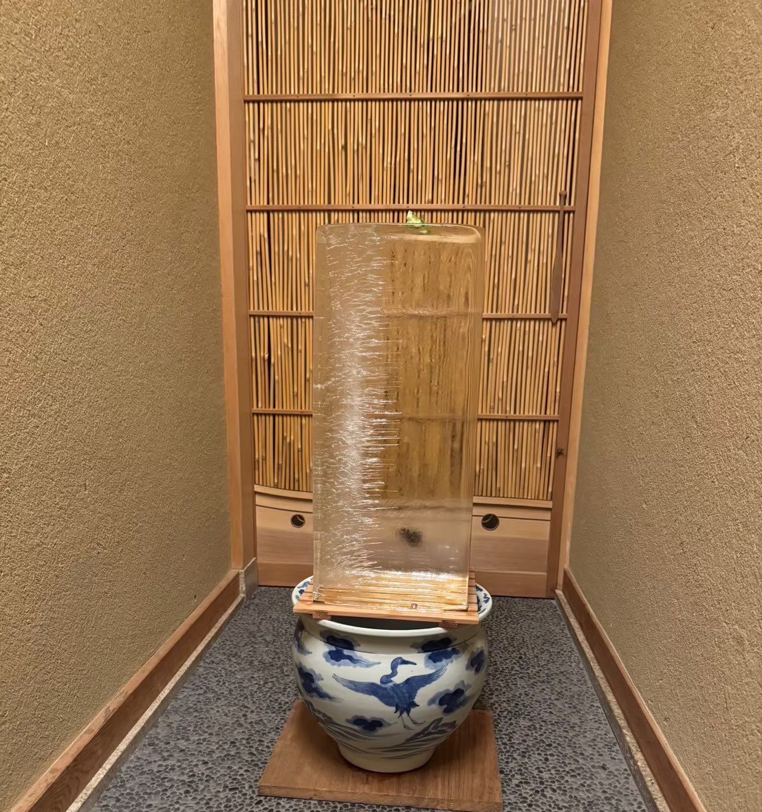 染付の鉢に立てた氷柱のしつらい