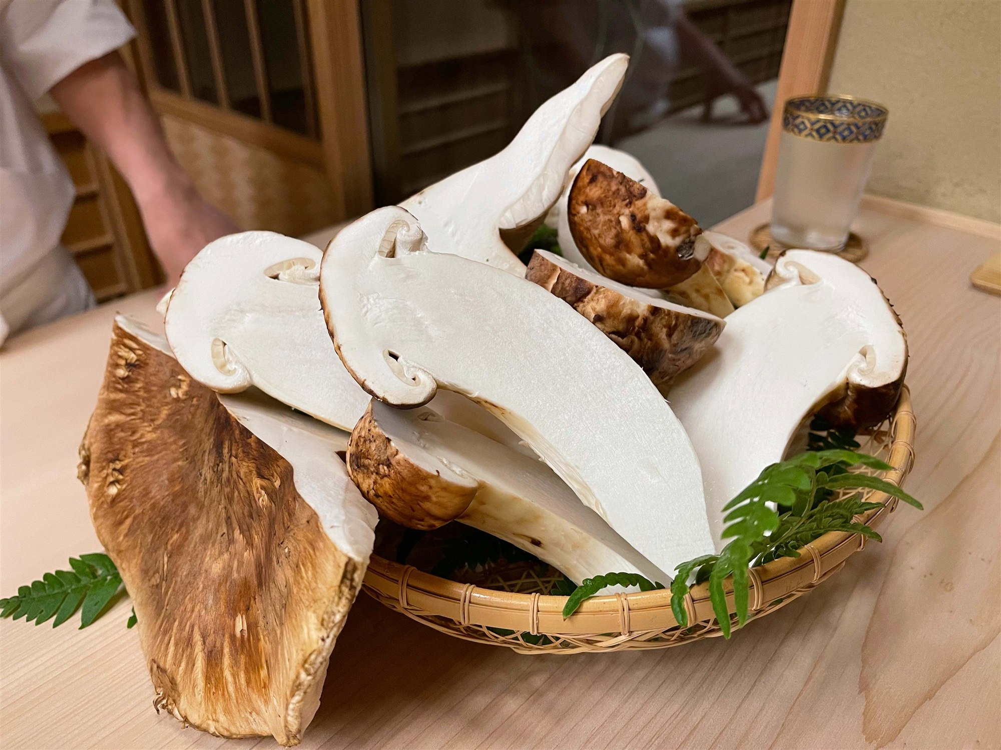 籠に盛られた能登の松茸