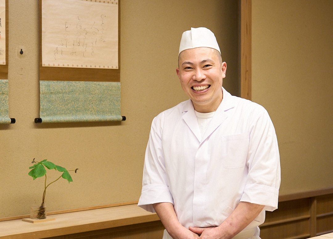 店内で笑顔を見せる代表・片折卓矢