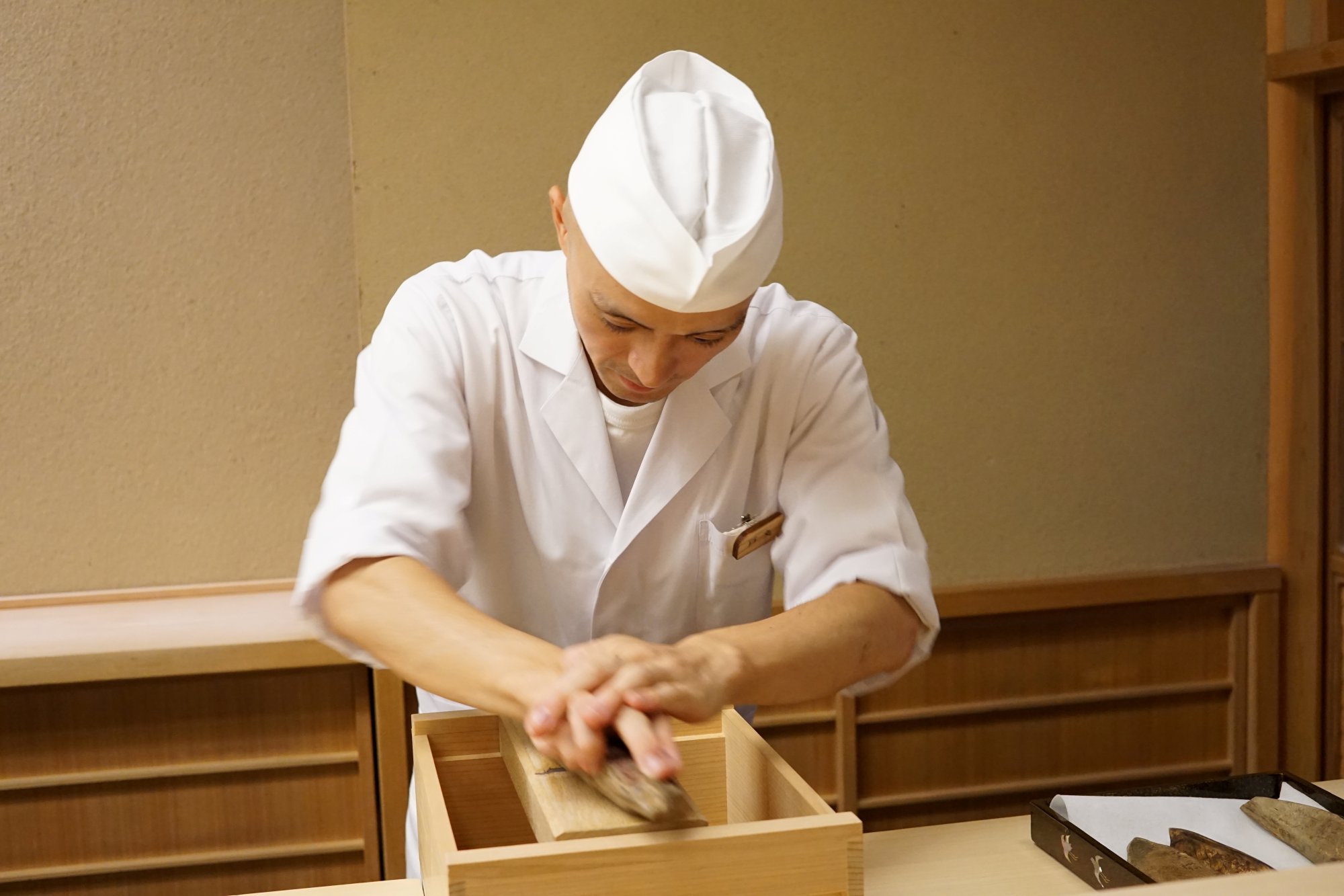 お客様の前で鰹節を削る戸丸直貴さん