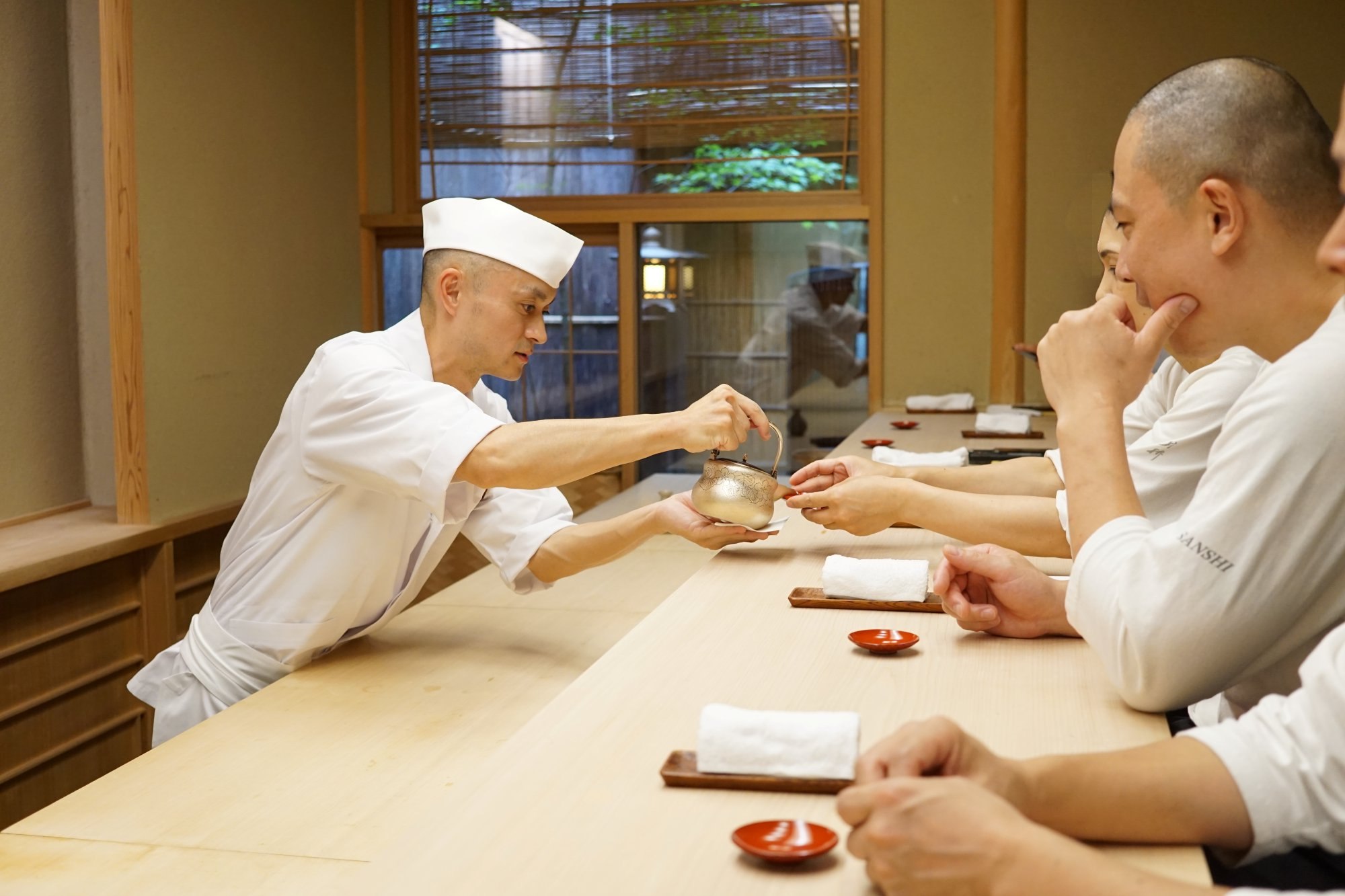 試食会で親方夫妻に一献を注ぐ戸丸直貴さん